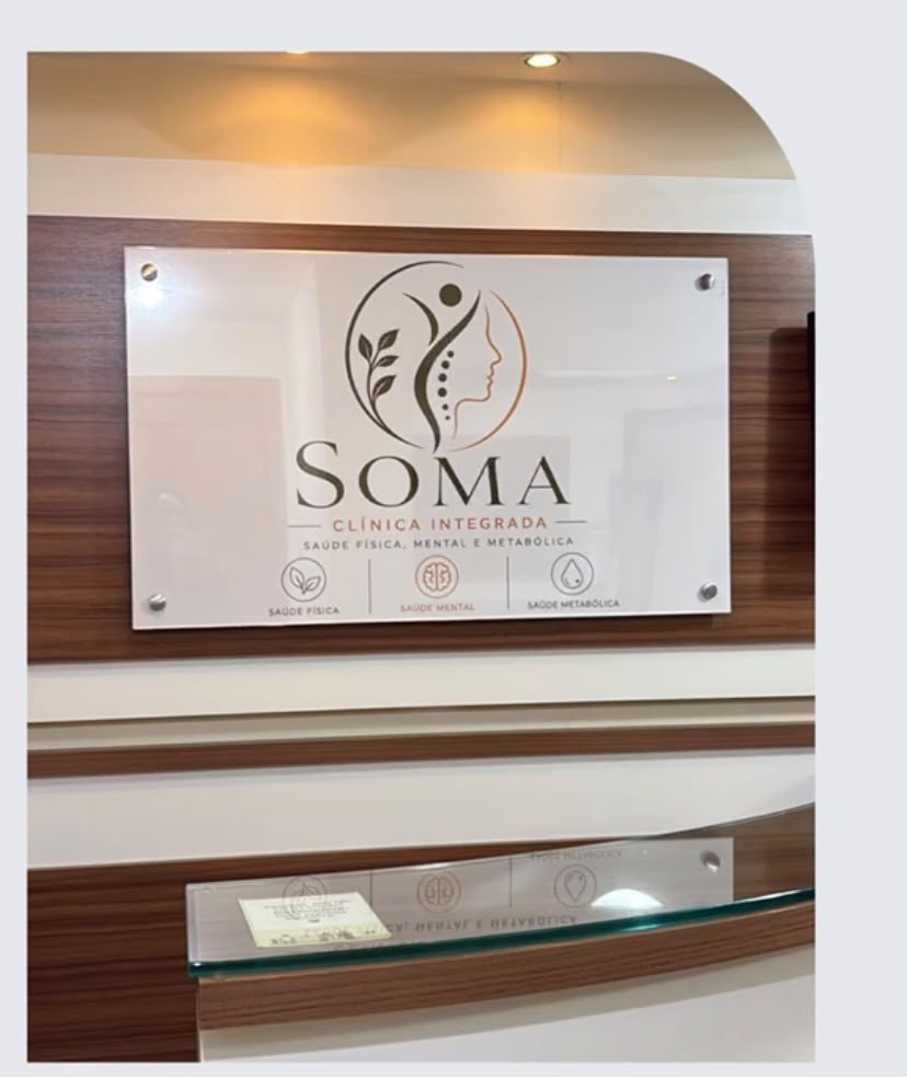 Placa da Soma Clínica Integrada na recepção